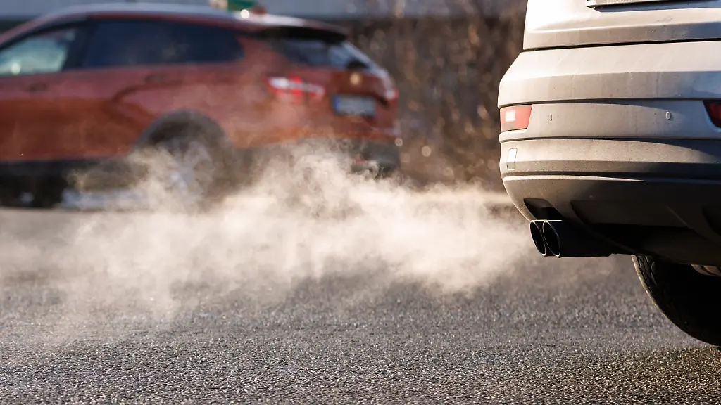 Abgase-kommen-aus-dem-Auspuff-von-einem-Fahrzeug-in-Oberaudorf-Bayern