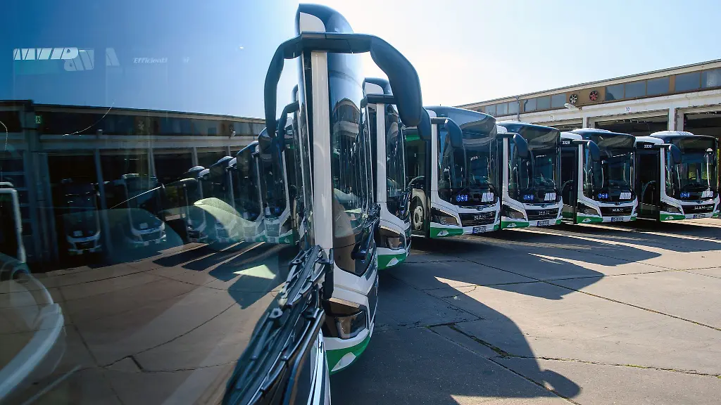 Die-Gewerkschaft-fordert-unter-anderem-eine-35-Stunden-Woche-die-Arbeitgeber-halten-das-fuer-nicht-akzeptabel