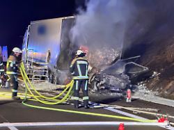 Bayern: Auto prallt bei Flucht vor Polizei gegen Lkw - Fahrer tot