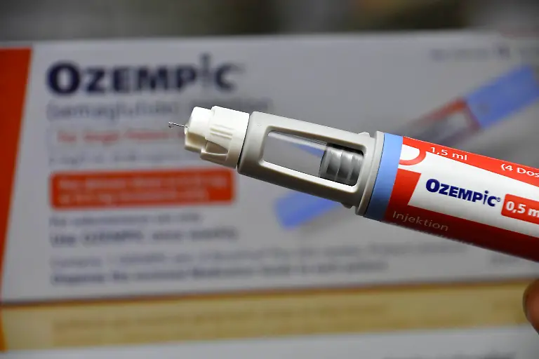 Ozempic-Spritze-mit-Inketion-Nadel-1-5-ml-4-Dosen-a-05ml-mit-Logo-in-der-Hand-einen-Patienten-Ozempic-ist-ein-sehr-wirksames-Medikament-fuer-Menschen-mit-schwer-einstellbarem-Diabetes-Typ-2-haben-und-an-Uebergewicht-leiden