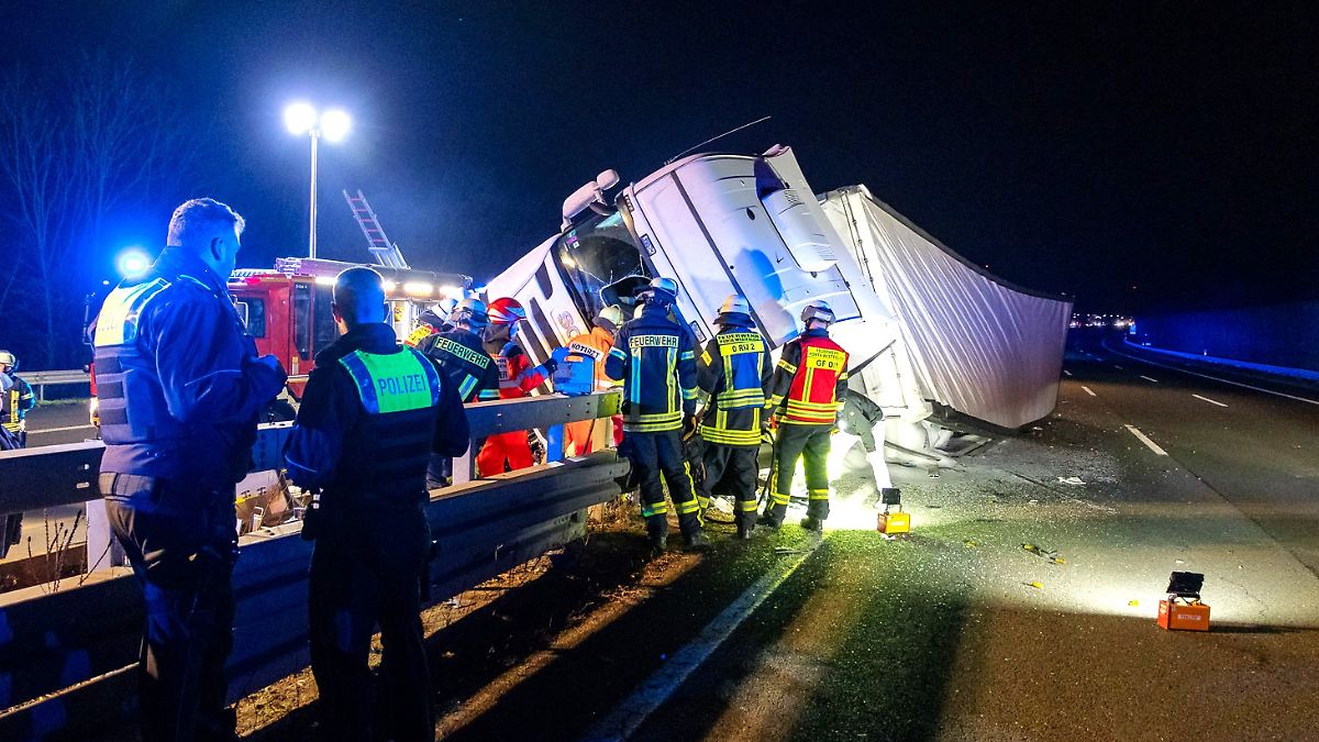 LKW-Fahrer-in-Lebensgefahr-Lastwagen-kippt-auf-A2-um-Autofahrer-erfasst-Sattelzug
