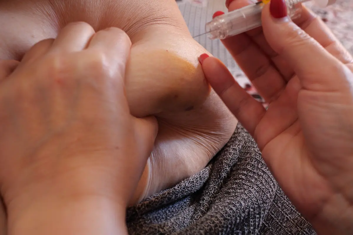 Woman-is-injecting-hormones-to-belly-with-syringe-IVF-concept-close-up