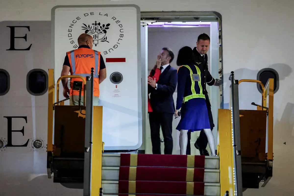 France-s-President-Emmanuel-Macron-was-pushed-in-the-face-by-his-wife-Brigitte-Macron-as-the-couple-arrived-in-Vietnam-to-begin-a-tour-of-Southeast-Asia-at-Noi-Bai-International-Airport-in-Hanoi-Vietnam-May-25-2025-REUTERS-Chalinee-Thirasupa-TPX-IMAGES-OF-THE-DAY-SEARCH-REUTERS-BEST-2025-FOR-THIS-STORY-SEARCH-REUTERS-2025-YEAR-END-FOR-ALL-2025-YEAR-END-GALLERIES