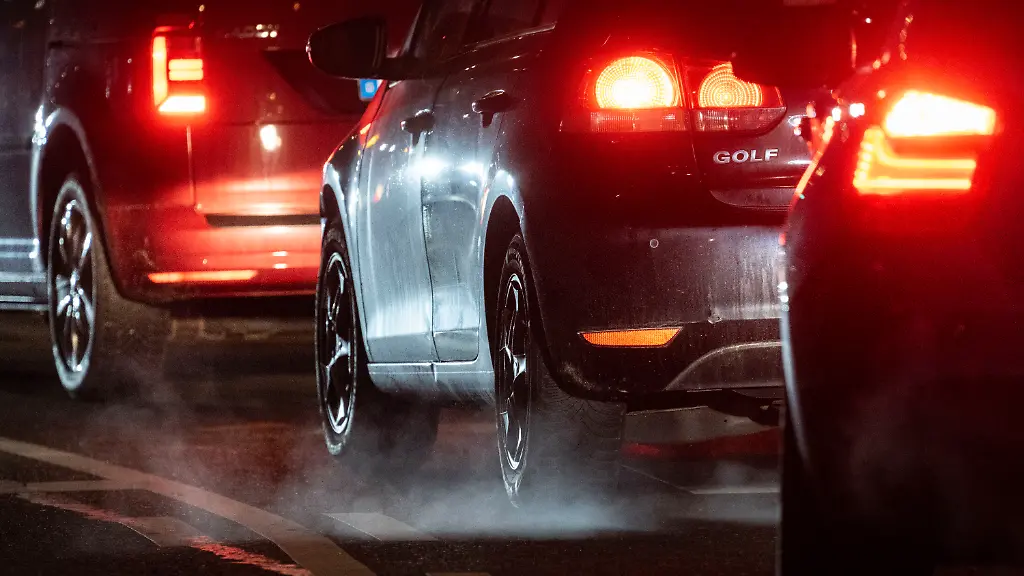 Autoabgase-sind-hinter-einem-Kraftfahrzeug-im-Strassenverkehr-zu-sehen