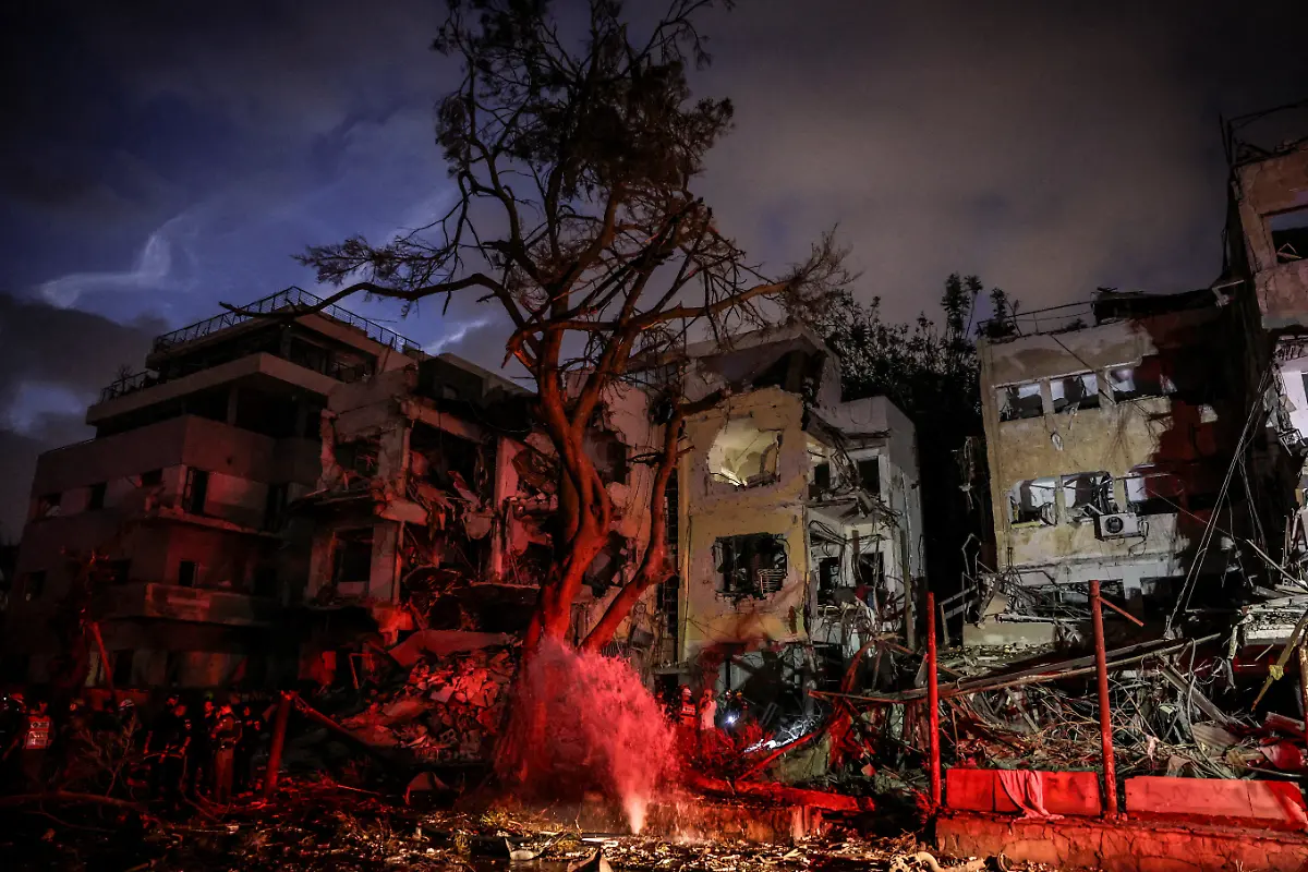 Emergency-personnel-operate-after-missiles-were-launched-from-Iran-to-Israel-in-Tel-Aviv-Israel-June-16-2025-REUTERS-Ronen-Zvulun-TPX-IMAGES-OF-THE-DAY-SEARCH-REUTERS-BEST-2025-FOR-THIS-STORY-SEARCH-REUTERS-2025-YEAR-END-FOR-ALL-2025-YEAR-END-GALLERIES