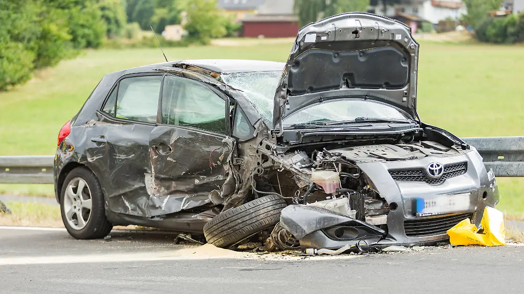 21-07-2022-Schwerer-Verkehrunfall-mit-LKW-Am-Donnerstagnachmittag-ereignete-sich-auf-der-B27-zwischen-Bad-Brueckenau-und-Bad-Brueckenau-Volkers-ein-schwerer-Vekehrsunfall-Ein-Autofahrer-eine-Autofahrerin-geriet-auf-die-Gegenfahrbahn-und-kollidierte-mit-einem-entgegenkommenden-LKW-Bild-Der-vollkommen-zerstoerte-PKW