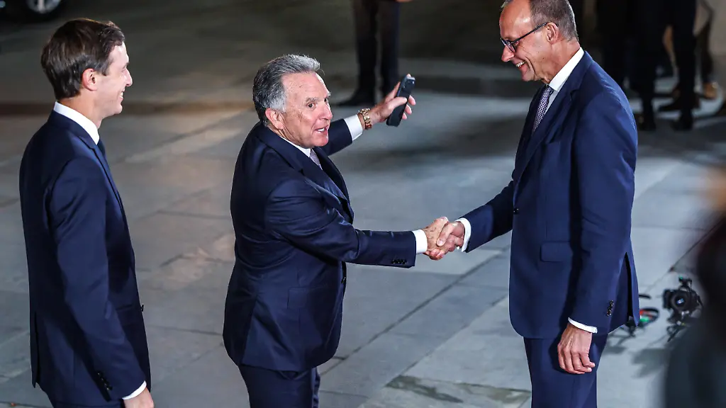 Steve-Witkoff-Sondergesandter-des-US-Praesidenten-l-Jared-Kushner-Berater-und-Schwiegersohn-des-US-Praesidenten-beim-Eintreffen-Staats-und-Regierungschefinnen-und-Chefs-beim-Besuch-des-ukrainischen-Prv-sidenten-Wolodymyr-Selenskyj-mit-Bundeskanzler-Friedrich-Merz-im-Bundeskanzleramt-in-Berlin-am-15-Dezember-2025