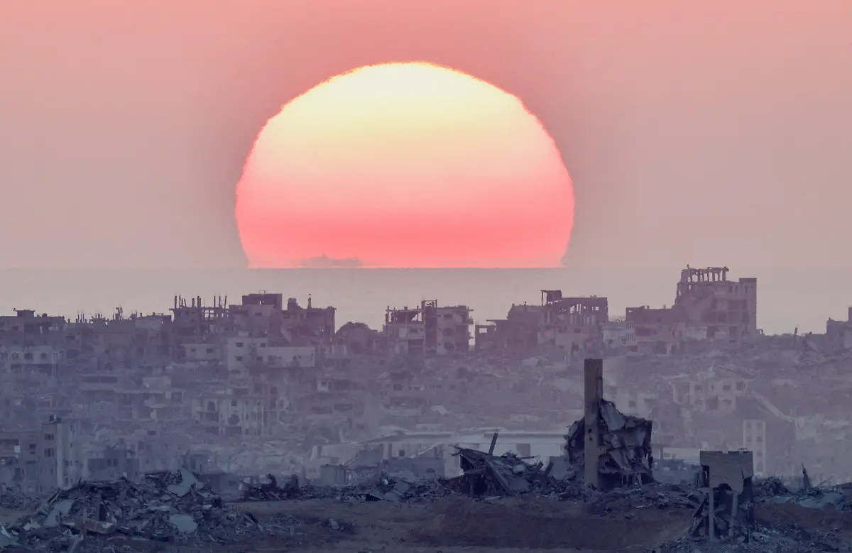 The-sun-sets-over-north-Gaza-as-seen-from-the-Israeli-side-of-the-border-July-28