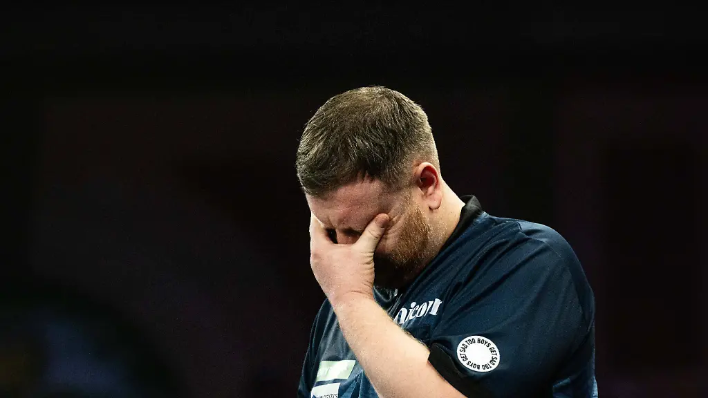 15th-December-2025-Alexandra-Palace-London-England-2025-PDC-Paddy-Power-World-Darts-Championship-Day-Five-Cameron-Menzies-rues-missing-a-double-in-his-first-round-match-against-Charlie-Manby-PUBLICATIONxNOTxINxUK-GodfreyxPitt