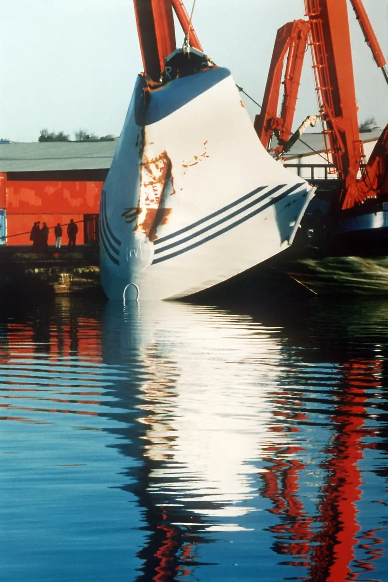 Die-Bugklappe-der-gesunkenen-Faehre-Estonia-wird-am-19-11-1994-im-Hafen-von-Hanko-Finnland-auf-den-Kai-gehoben-Der-finnische-Eisbrecher-Nordica-hatte-am-Vortag-die-Klappe-im-Finnischen-Meerbusen-geborgen-Die-estnische-Ostseefaehre-MS-Estonia-die-zwischen-Tallinn-und-Stockholm-verkehrte-war-in-der-Nacht-zum-28-9-1994-bei-stuermischer-See-vor-der-finnischen-Kueste-gesunken-Bei-der-schwersten-Schiffskatastrophe-seit-dem-Zweiten-Weltkrieg-kamen-852-Menschen-ums-Leben-nur-138-Passagiere-konnten-gerettet-werden-Die-schwedische-Kuestenwacht-will-US-Taucher-von-ihrem-Tauchvorhaben-am-Wrack-der-Ostseefaehre-abbringen-Ein-Behoerdenvertreter-erklaerte-am-Dienstag-22-08-2000-im-Fernsehen-man-koenne-am-Ungluecksort-in-internationalen-Gewaessern-allerdings-nur-Ueberzeugungsarbeit-leisten-und-keine-Zwangsmittel-anwenden-Das-Wrack-des-Schiffes-mit-den-Ueberresten-der-Toten-ist-von-Schweden-Finnland-und-Estland-gesetzlich-zum-Grabplatz-erklaert-worden-dpa-Wiederholung-mit-Datumskorrektur-28-9