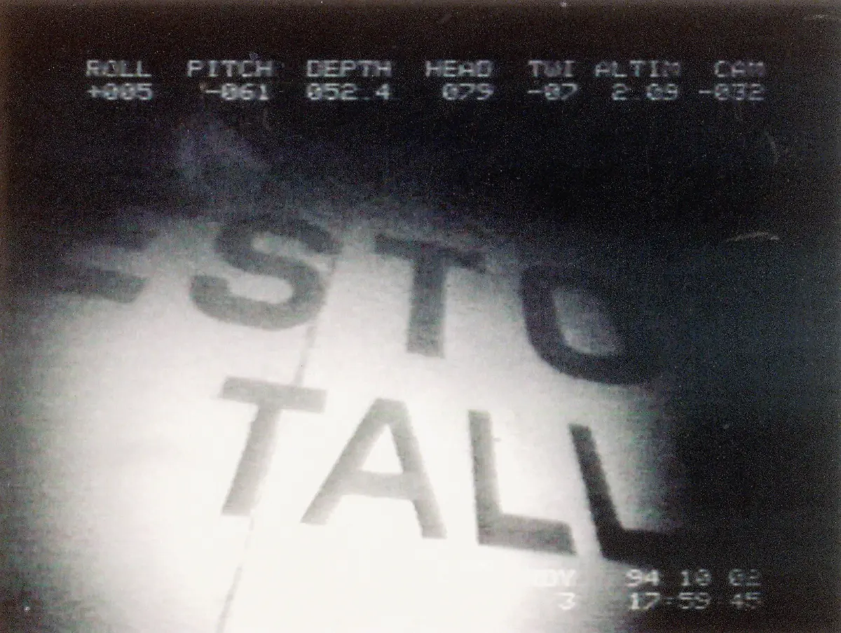 Eine-Videostandbild-zeigt-den-Schriftzug-der-vor-rund-26-Jahren-gesunkenen-Ostsee-Faehre-Estonia-die-vor-der-Suedkueste-Finnlands-liegt-Die-schwedische-Havariekommission-hat-die-schwedische-Regierung-aufgefordert-den-Grabfrieden-der-im-September-1994-gesunkenen-Faehre-Estonia-zu-aendern-Die-Kommission-will-gemeinsam-mit-ihren-Partnerbehoerden-in-Estland-und-Finnland-ein-Loch-im-Rumpf-des-Schiffes-genauer-untersuchen-das-auf-Aufnahmen-von-Dokumentarfilmern-zu-sehen-ist