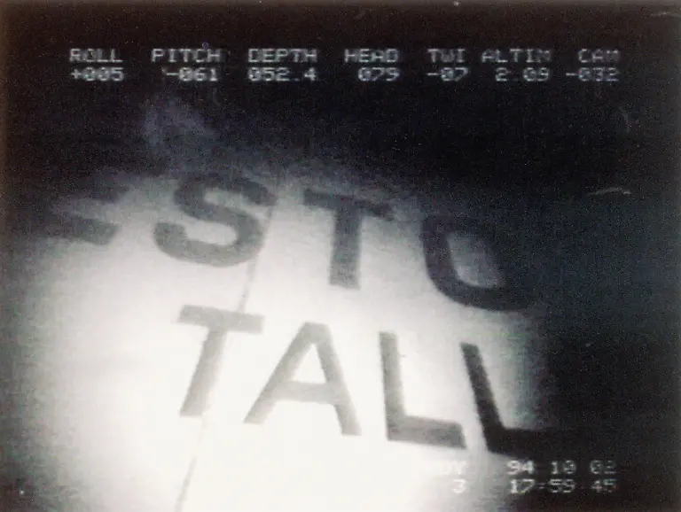 Eine-Videostandbild-zeigt-den-Schriftzug-der-vor-rund-26-Jahren-gesunkenen-Ostsee-Faehre-Estonia-die-vor-der-Suedkueste-Finnlands-liegt-Die-schwedische-Havariekommission-hat-die-schwedische-Regierung-aufgefordert-den-Grabfrieden-der-im-September-1994-gesunkenen-Faehre-Estonia-zu-aendern-Die-Kommission-will-gemeinsam-mit-ihren-Partnerbehoerden-in-Estland-und-Finnland-ein-Loch-im-Rumpf-des-Schiffes-genauer-untersuchen-das-auf-Aufnahmen-von-Dokumentarfilmern-zu-sehen-ist