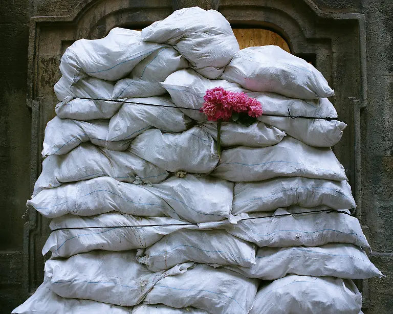 Sandbags-protecting-the-Greek-Catholic-church-of-the-Holy-Eucharist-in-Lviv