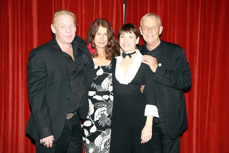 Sohn-Ben-Becker-Ehefrau-Sylvia-Wempner-Meret-Becker-und-Rolf-Becker-bei-der-80-Geburtstagsfeier-von-Rolf-Becker-am-18-April-2015-im-Schauspielhaus-in-Hamburg
