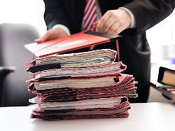 Hamburg & Schleswig-Holstein: Aktenberge bei Staatsanwaltschaft wachsen weiter