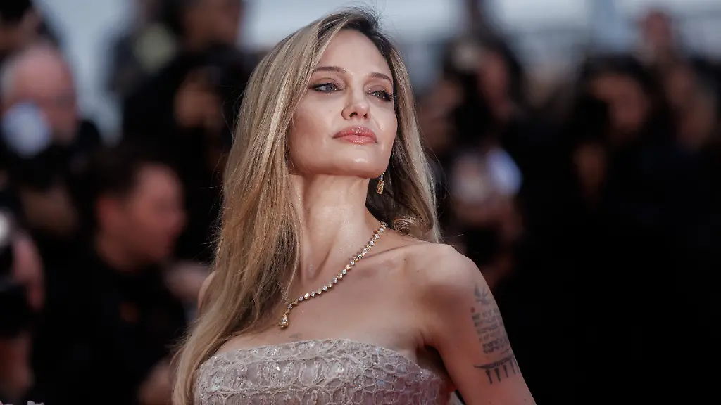 Angelina-Jolie-bei-der-Premiere-zu-Eddington-waehrend-der-78-Filmfestspiele-in-Cannes-im-Palais-de-Festival-am-16-05-2025