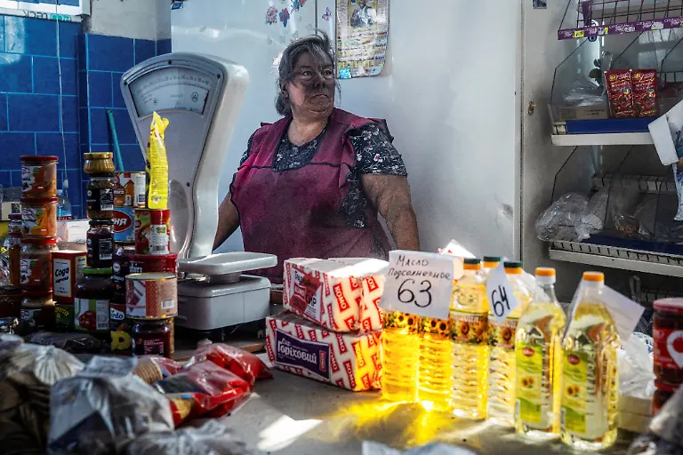 Soot-covers-the-face-of-a-trader-as-she-stands-behind-her-stall-minutes-after-a-Russian-exploding-drone-struck-the-roof-of-the-indoor-market-amid-Russia-s-attack-on-Ukraine-in-the-frontline-city-of-Kramatorsk-Ukraine-September-10-2025-REUTERS-Thomas-Peter-TPX-IMAGES-OF-THE-DAY-SEARCH-REUTERS-BEST-2025-FOR-THIS-STORY-SEARCH-REUTERS-2025-YEAR-END-FOR-ALL-2025-YEAR-END-GALLERIES