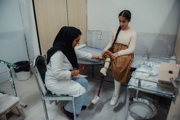 Yeganeh-Farjam-12-consults-with-a-specialist-during-a-prosthetic-leg-examination-at-the-Red-Crescent-rehabilitation-center-in-Tehran-Iran-on-October-6-2025-As-she-grows-Yeganeh-must-have-her-prosthetic-leg-regularly-adjusted-and-refitted