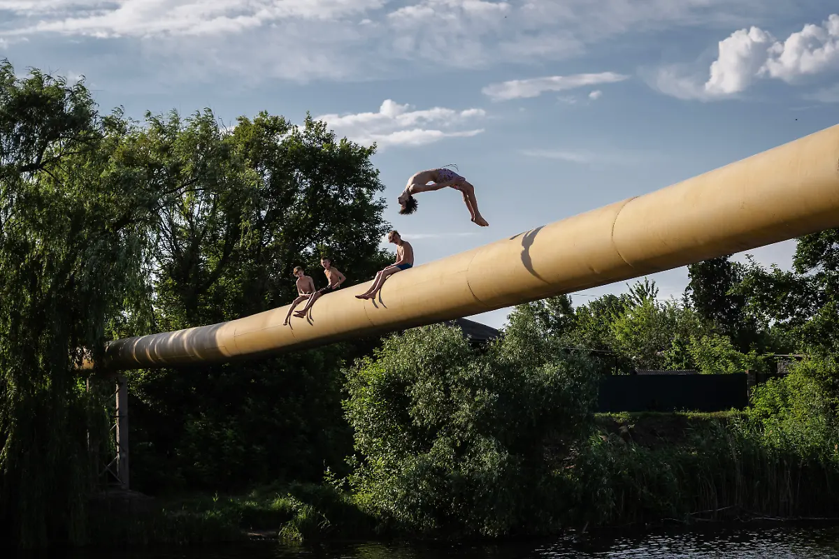 Kramatorsk-2021-A-young-refugee-from-Donetsk-diving-into-the-river-Following-the-occupation-of-his-hometown-the-boy-moved-to-Kramatorsk-to-continue-his-studies-in-government-controlled-territory