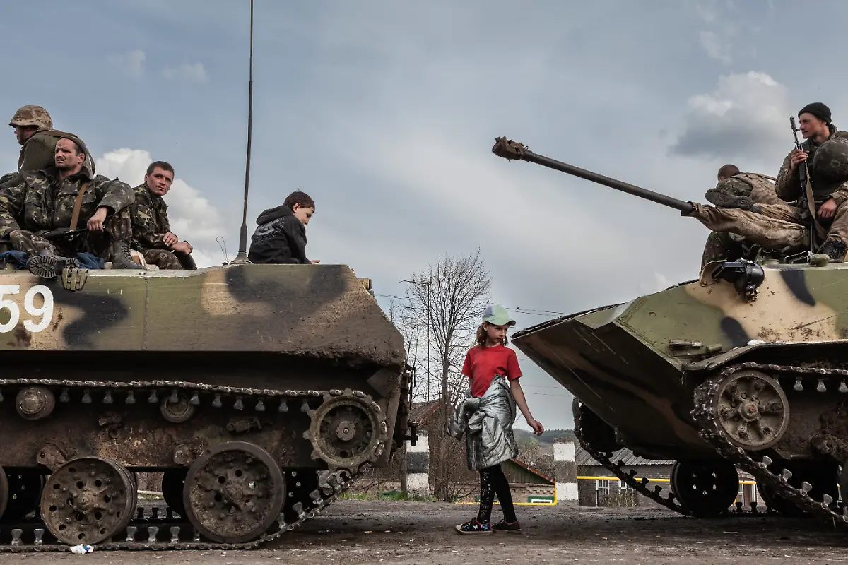 Donetsk-region-2014-Children-gather-outside-the-village-to-watch-the-arrival-of-the-Ukrainin-Army-in-the-first-moments-of-the-Anti-Terrorism-Operation