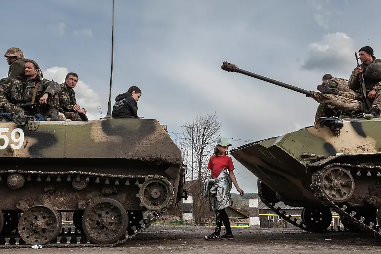 Donetsk-region-2014-Children-gather-outside-the-village-to-watch-the-arrival-of-the-Ukrainin-Army-in-the-first-moments-of-the-Anti-Terrorism-Operation
