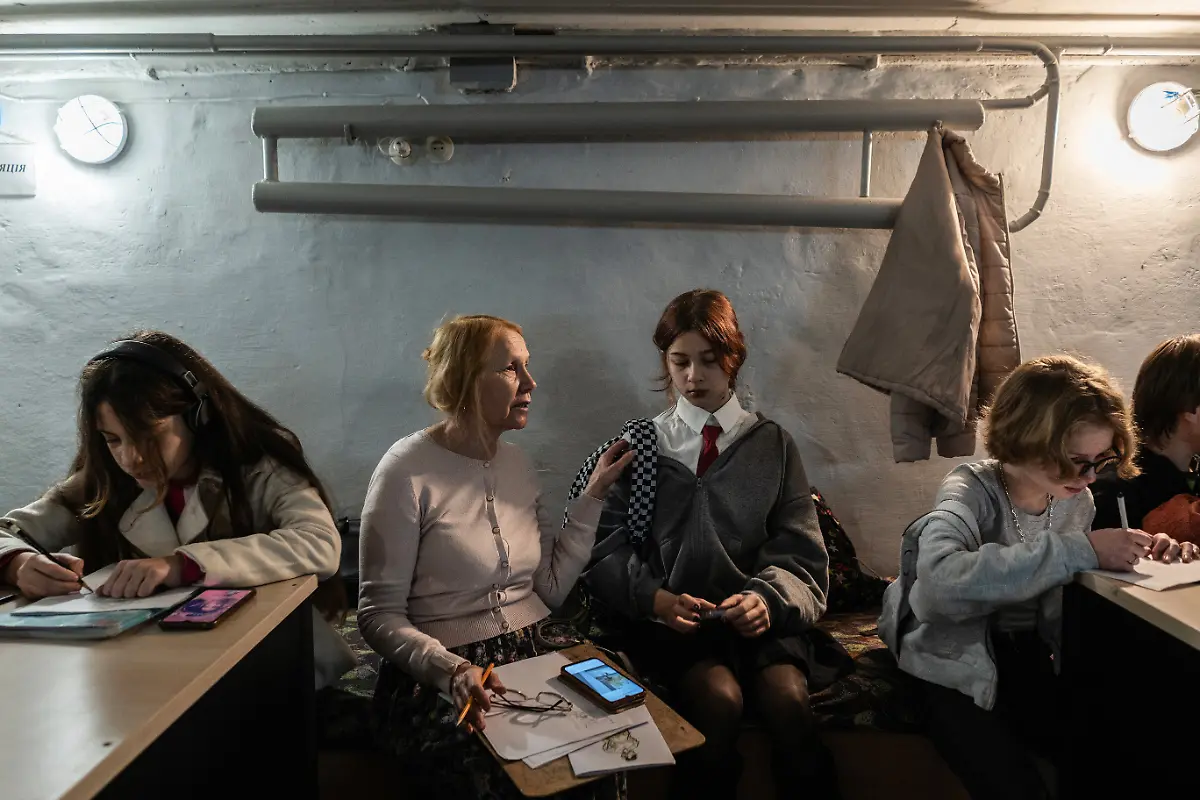 Kyiv-2023-An-art-lesson-is-held-in-a-basement-due-to-an-air-raid-alarm