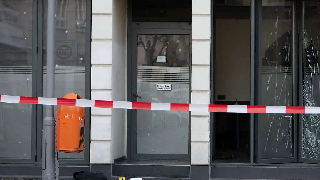 Mit-einer-Handgranate-veruebten-maskierte-Taeter-einen-Anschlag-auf-einen-kleinen-Nachtclub-in-Berlin-Kreuzberg