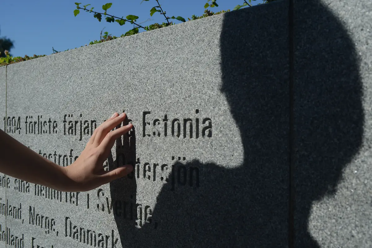 Denkmal-in-Stockholm-fuer-die-Opfer-des-Estonia-Ungluecks-Die-Ostseefaehre-sank-am-28-September-1994-auf-dem-Weg-nach-Stockholm-mit-fast-1000-Menschen-an-Bord-852-ertranken-Ein-Junge-betrachtet-die-Waende-mit-den-Namen