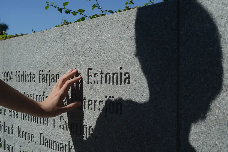 Denkmal-in-Stockholm-fuer-die-Opfer-des-Estonia-Ungluecks-Die-Ostseefaehre-sank-am-28-September-1994-auf-dem-Weg-nach-Stockholm-mit-fast-1000-Menschen-an-Bord-852-ertranken-Ein-Junge-betrachtet-die-Waende-mit-den-Namen