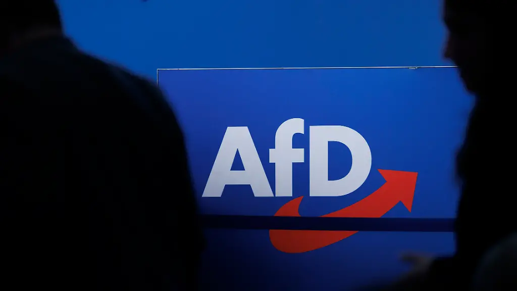 Das-Parteilogo-der-AfD-Der-Landesvorstand-der-Partei-in-Mecklenburg-Vorpommern-will-einen-ihrer-Kommunalpolitiker-loswerden-weil-dieser-Jugendliche-drangsaliert-haben-soll