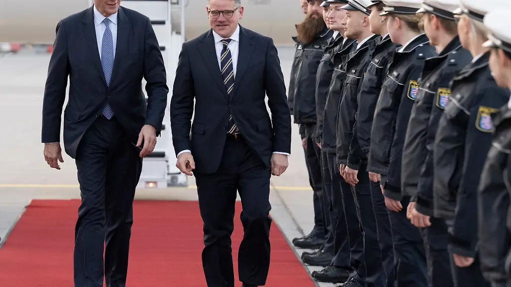 Merz-und-Rhein-auf-dem-Weg-zum-neuen-Terminal-3