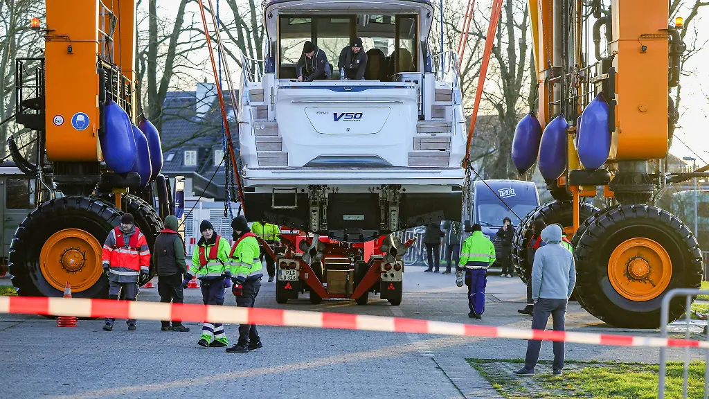 Schiffskran-Big-Willi-ist-so-gross-und-stark-dass-er-ganze-Schiffe-versetzen-kann