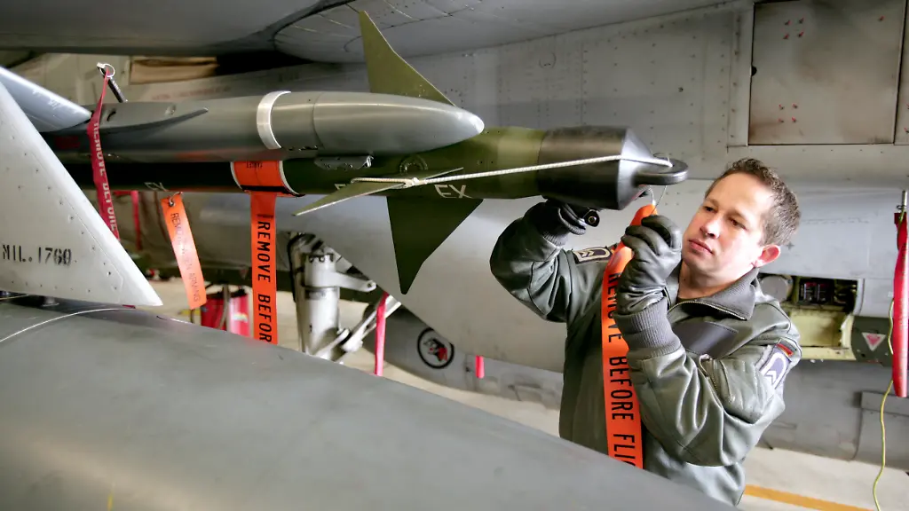 DEUTSCHLAND-JAGEL-13-03-2007-Aufklaerungsgeschwader-51-Immelmann-in-Jagel-mit-6-Tornados-zum-Einsatz-nach-Afghanistan-Arbeiten-an-einer-Sidewinder-Rakete-des-Tornado