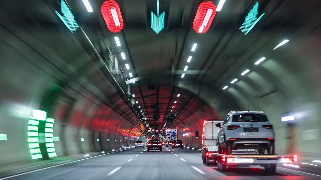 In-Ausnahmesituationen-sollten-Autofahrer-im-Tunnel-immer-Ruhe-bewahren