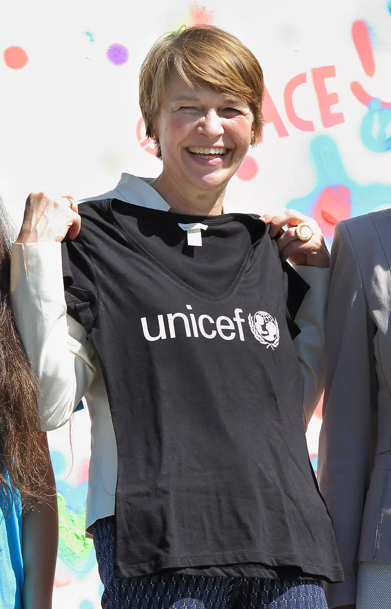 Die-Ehefrau-von-Bundespraesident-Frank-Walter-Steinmeier-und-neue-Unicef-Schirmherrin-Elke-Buedenbender-2-v-li-uebernahm-am-Freitag-09-06-2017-im-Garten-von-Schloss-Bellevue-offiziell-das-Ehrenamt-von-der-bisherigen-Schirmherrin-Daniela-Schadt-2-v-re-der-Lebensgefaehrtin-von-Altbundespraesident-Joachim-Gauck-Foto-re-der-Vorsitzende-des-deutschen-Komitees-der-Hilfsorganisation-Juergen-Heraeus-Bundesweit-engagieren-sich-den-Angaben-zufolge-mehr-als-8-000-freiwillige-Helfer-fuer-Unicef-In-ihrer-Rolle-als-Schirmherrin-fungiert-Buedenbender-als-oberste-Ehrenamtliche-des-Kinderhilfswerkes-der-Vereinten-Nationen-in-Deutschland-Die-Unicef-Schirmherrschaft-wird-seit-Wilhelmine-Luebke-traditionell-von-der-Partnerin-des-Bundespraesidenten-ausgeuebt-Siehe-epd-Meldung-vom-09-06