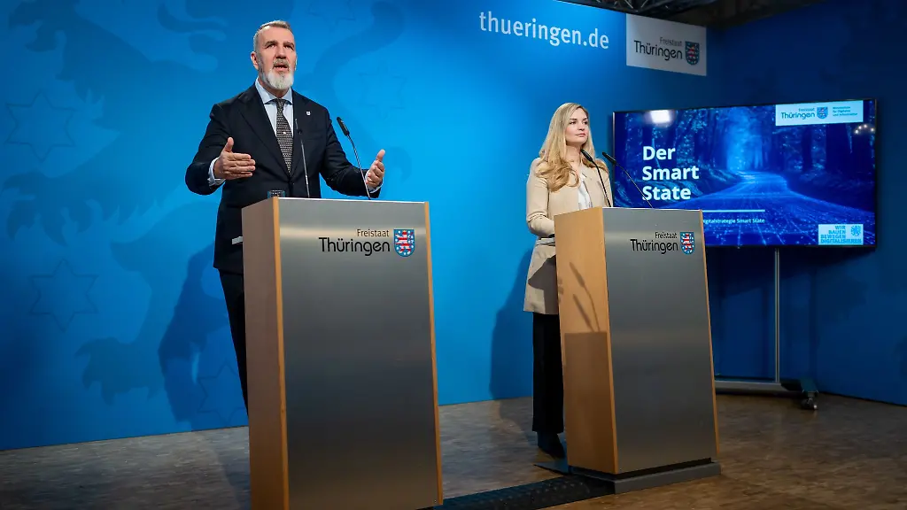 Digitalminister-Steffen-Schuetz-BSW-und-Digitalstaatssekretaerin-Milen-Starke-praesentieren-die-neue-Strategie