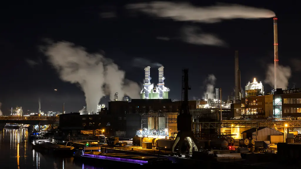 ARCHIV-16-12-2022-Hessen-Frankfurt-Main-Dampf-aus-Industrieschornsteinen-zieht-ueber-den-Industriepark-Hoechst