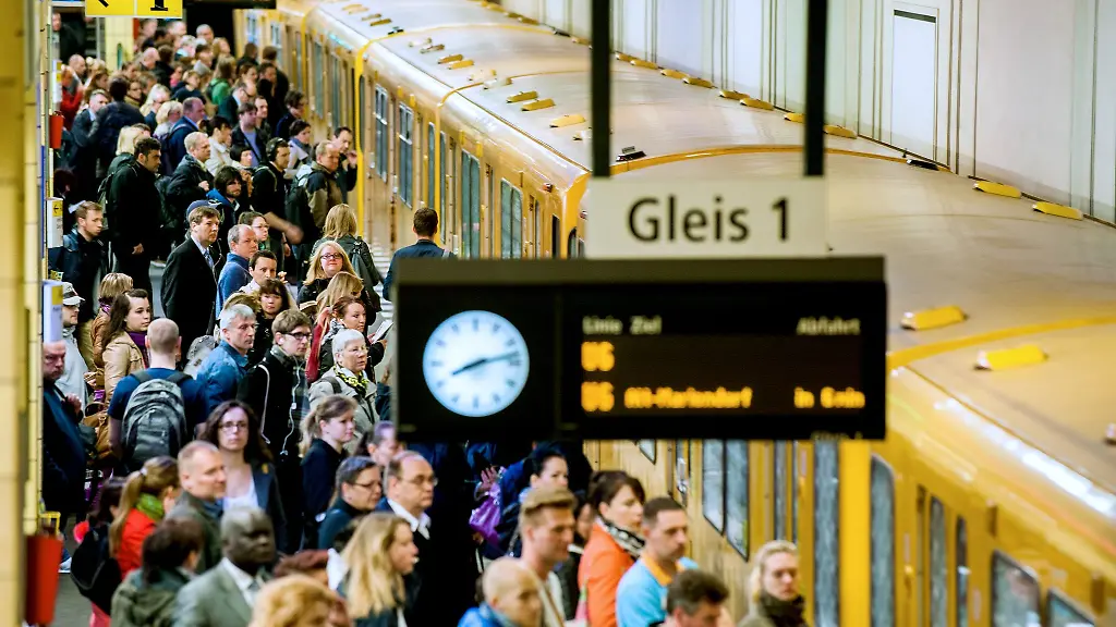 In-der-Berlin-U-Bahn-kann-es-schon-mal-eng-werden-vor-allem-in-Stosszeiten