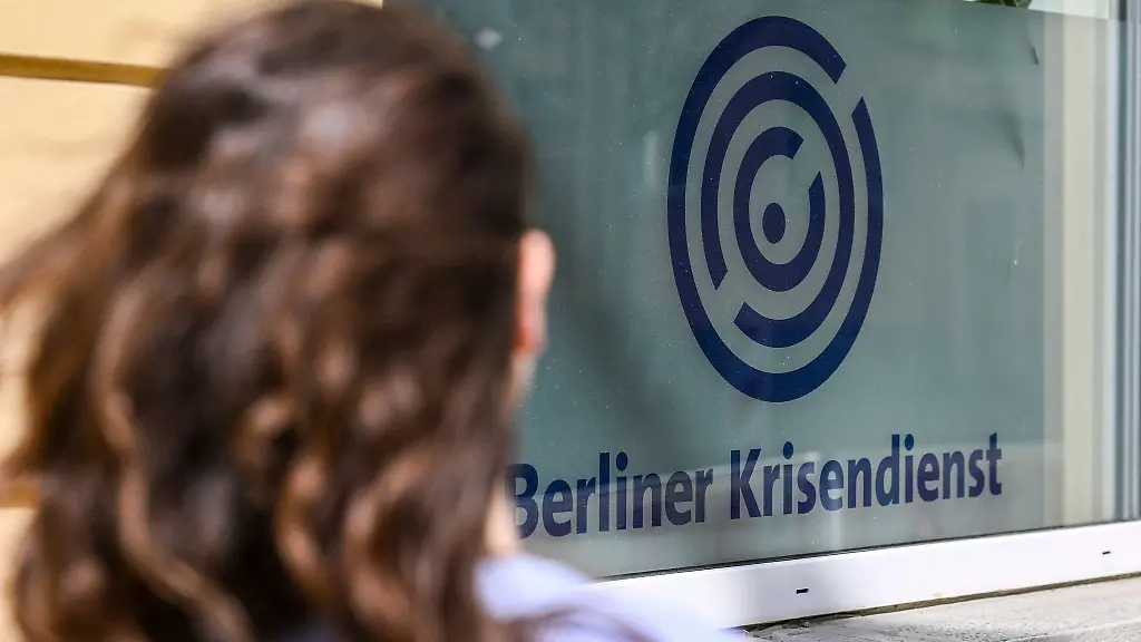 Ziel-ist-es-Polizisten-waehrend-schwieriger-Einsaetze-noch-enger-mit-der-psychosozialen-Krisenhilfe-zu-verknuepfen