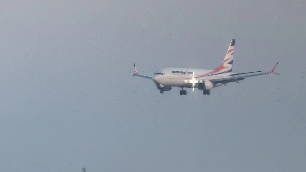 Eine-Boeing-737-Max-8-mit-Afghanen-an-Board-landet-am-Flughafen-Berlin-Brandenburg-BER-Mit-einem-von-der-Bundesregierung-organisierten-Charterflug-sind-160-Afghaninnen-und-Afghanen-nach-Berlin-gekommen