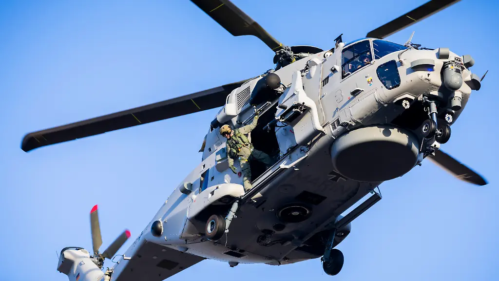 Der-Bordhubschrauber-NH-90-MRFH-Sea-Tiger-landet-vor-seiner-Uebergabe-an-die-Deutsche-Marine-am-Bundesministerium-der-Verteidigung-in-Berlin-Fuer-die-Bundeswehr-wurden-31-der-neuen-Bordhubschrauber-bestellt-die-auch-im-Kampf-gegen-U-Boote-und-Schiffe-eingesetzt-werden-koennen