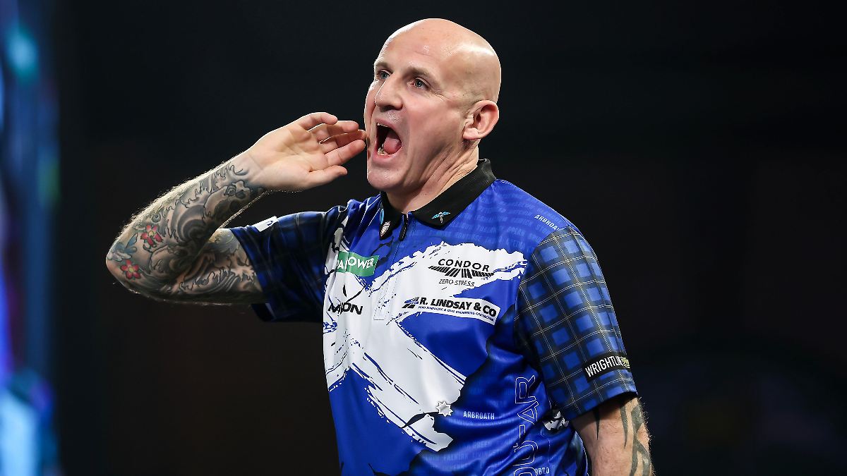 Haarscharf am Rekord vorbei: Feuerwehrmann übersteht bei Darts-WM irres Matchdart-Drama