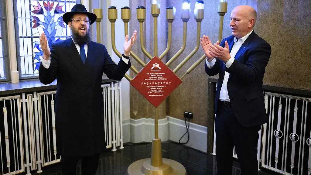 In-Berlin-stehen-an-55-Stellen-Chanukka-Leuchter-darunter-im-Roten-Rathaus