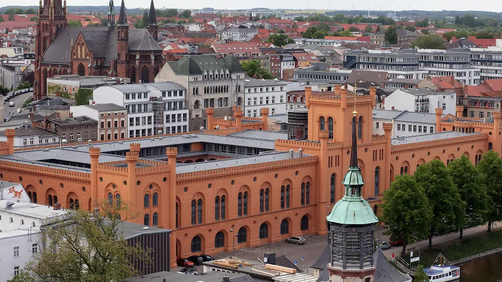 Eine-defekte-Herdplatte-sorgte-dafuer-dass-im-Innenministerium-in-Schwerin-Feueralarm-ausgeloest-und-das-Gebaeude-evakuiert-wurde