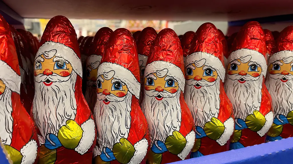 Auslage-in-Regal-von-Grosshandel-von-Schokoladenweihnachtsmaenner-Weihnachtsmaenner-Nikolaus-Nikolaeuse-Farbe-Rot-von-rotes-Staniolpapier-aus-Schokolade-in-Marke-Klett-angeordnet-wie-Armee-von-Weihnachtsmann-Deutschland-Europa
