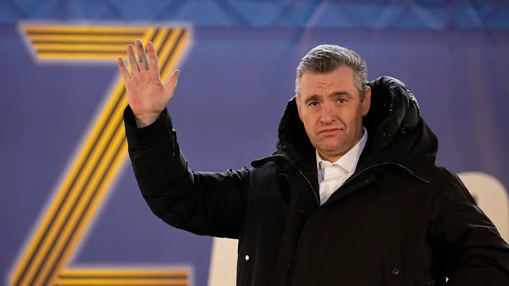 Leonid-Slutsky-Vorsitzender-der-Liberaldemokratischen-Partei-Russlands-LDPR-und-Kandidat-fuer-die-Praesidentschaftswahlen-winkt-waehrend-er-am-Tag-des-Verteidigers-des-Vaterlandes-zu-den-Mitgliedern-seiner-Partei-spricht