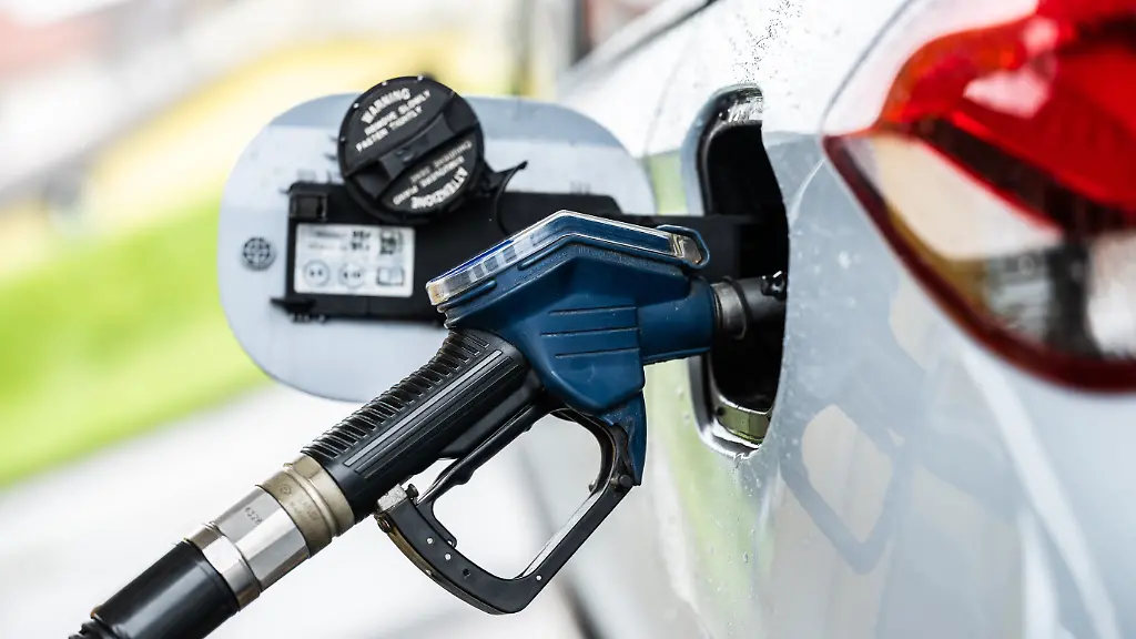 Ein-Auto-wird-an-einer-Zapfsaeule-mithilfe-eines-Tankruessels-an-einer-Tankstelle-betankt