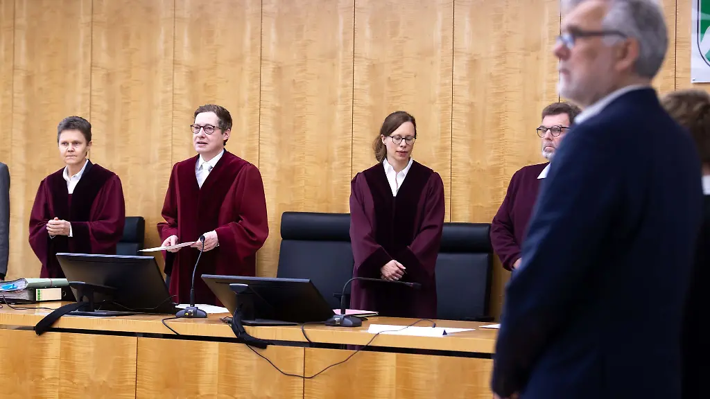 Der-Journalist-Hans-Wilhelm-Saure-vorne-fordert-vom-Haus-der-Geschichte-in-Bonn-Informationen-zum-beruehmten-Schaboski-Zettel