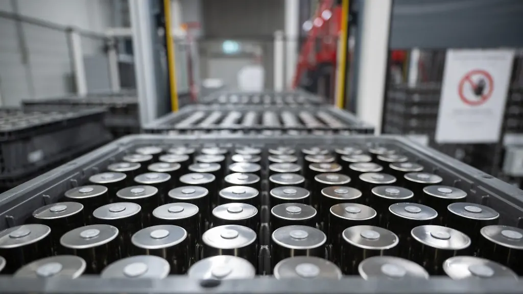 Kisten-mit-Batteriezellen-stehen-in-der-Tesla-Gigafactory-Berlin-Brandenburg-an-der-Station-ab-der-die-Zellen-in-die-Produktion-fuer-die-Batteriemodule-und-packs-gebracht-werden