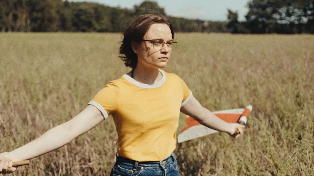 HANDOUT-Lena-Urzendowsky-als-Angelika-in-einer-Szene-aus-dem-Film-In-die-Sonne-schauen-undatierte-Filmszene-Der-Film-kommt-am-28-08-2025-in-die-deutschen-Kinos